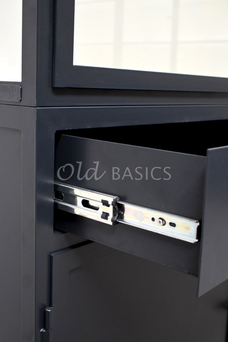 Detail van Apothekerskast Ferro, 3 deuren, RAL7021, grijs, zwart, materiaal staal